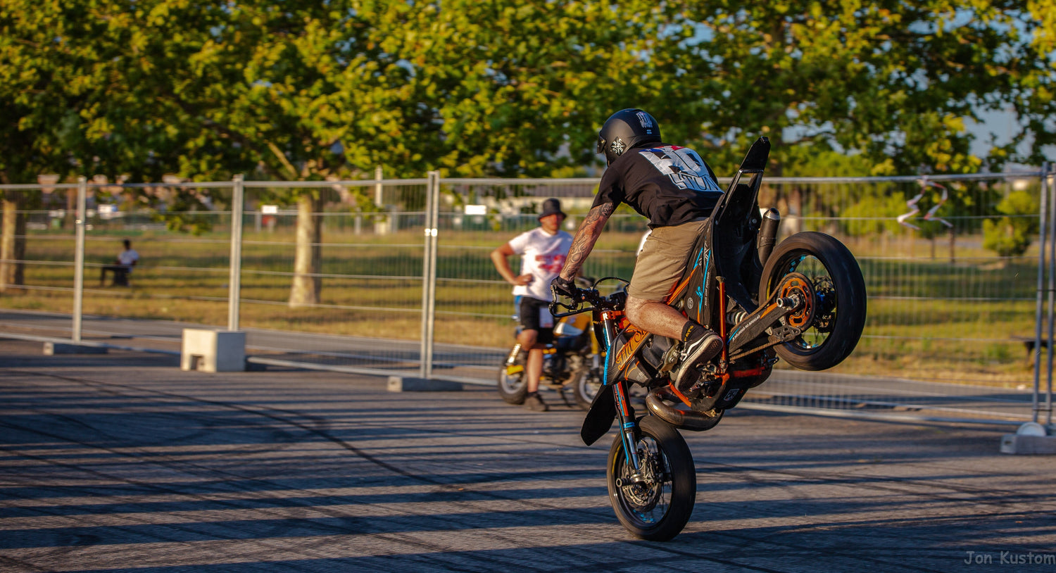 Top 5 des figures de stunt moto à maîtriser pour impressionner le public